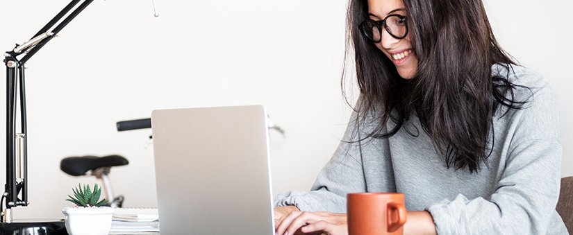 E-mail Marketing: mulher sorridente usa laptop