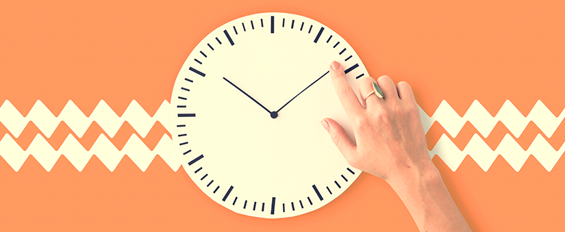 Gestão do tempo: mão toca no ponteiro de minutos do relógio
