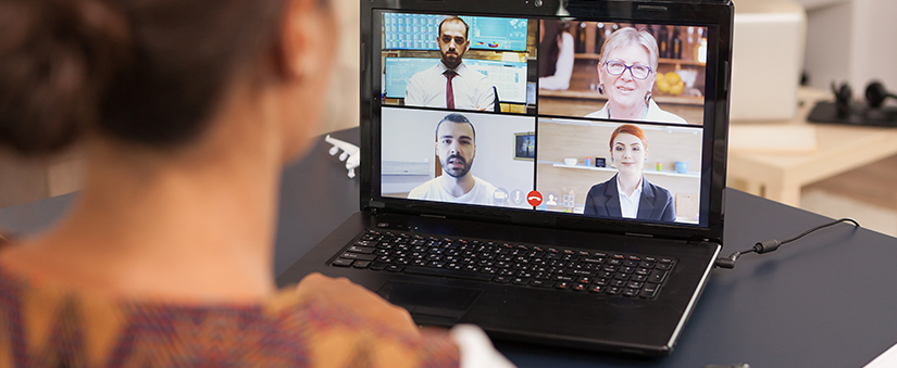 Home office: pessoas fazem reunião online via laptop