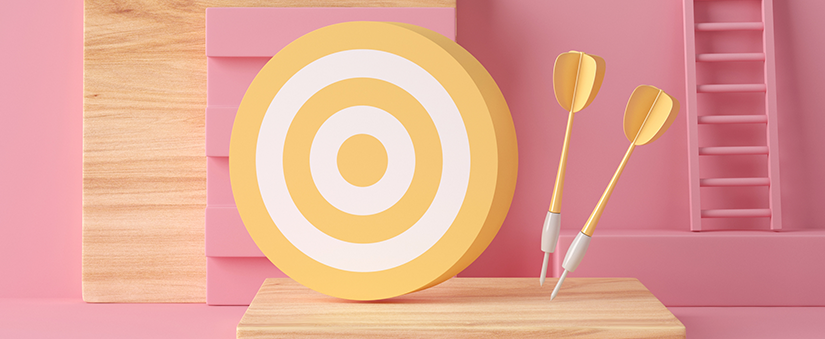 Metas SMART: alvo e flechas amarelos e brancos num fundo rosa claro