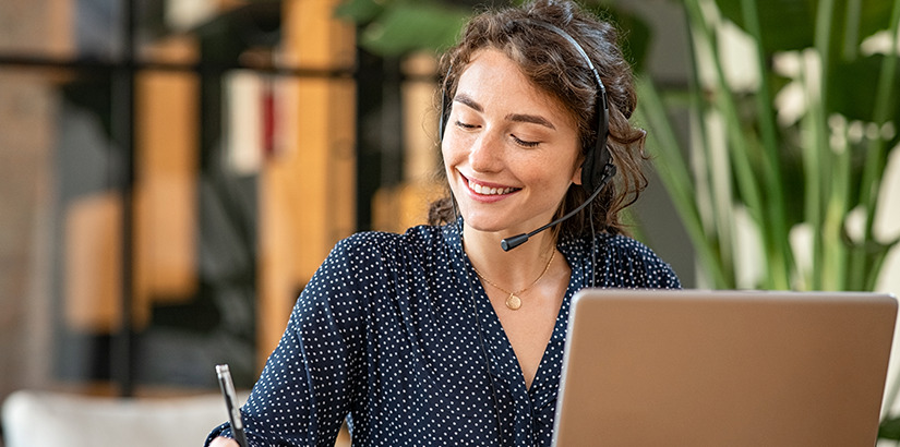 Customer Success: Capa - atendente sorri com headset
