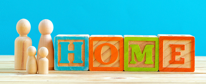Blog imobiliário: bonecos de madeira ao lado de blocos com a palavra "home"