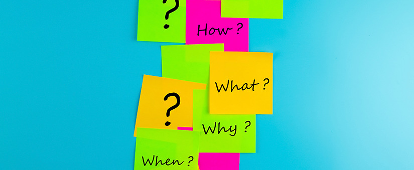 Sticky notes com questões como "por quê?", "como?", "quando?"