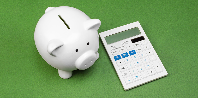 Análise de crédito: capa - poupança de porquinho ao lado de calculadora