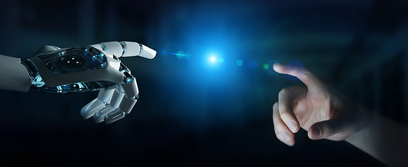 Produtividade empresarial: mão humana aponta para mão robótica, que aponta de volta. No meio, um foco de luz conecta as duas figuras.