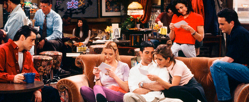 Fachada Ativa: imagem da série Friends. Amigos no café Central Perk conversam