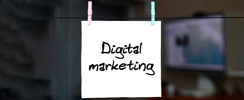Placa com texto "Digital Marketing"
