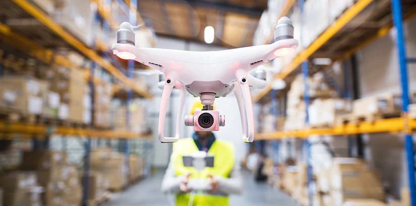 Drones: homem controla drone branco
