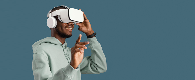 homem usando óculos de Realidade virtual