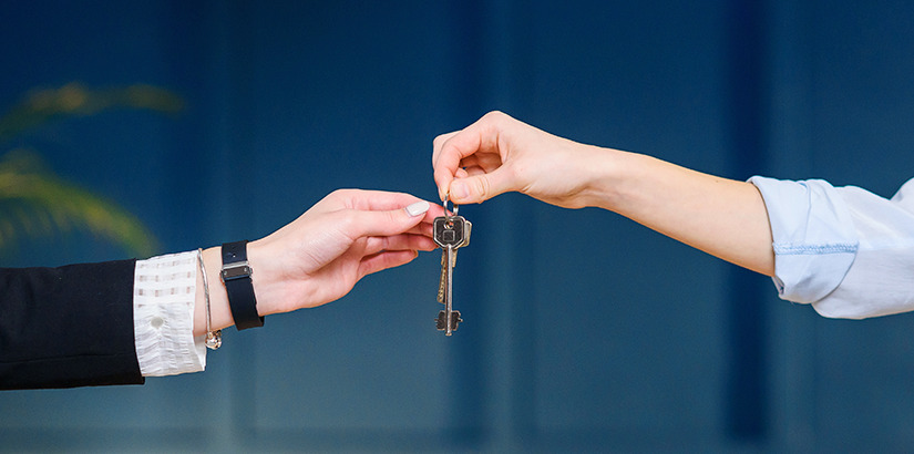 como vender mais imóveis: close nas mãos de duas pessoas. Uma entregando uma chave e a outra recebendo.