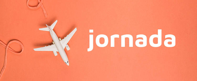 alto padrão: fundo laranja e um avião em miniatura visto de cima ao lado do título"jornada"
