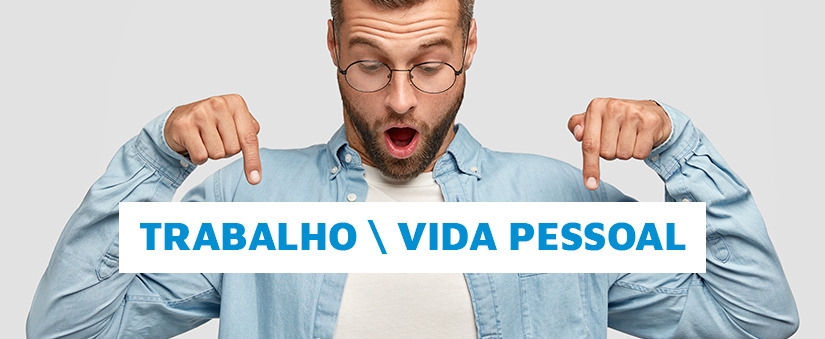 economizar dinheiro: imagem de um homem com expressão de surpresa apontando para uma faixa com o texto "trabalho / vida pessoal"