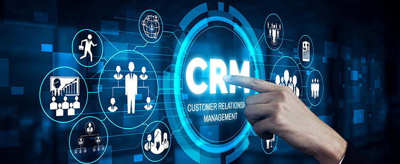  Melhor CRM: imagem de uma mão apontando para um holograma onde tem escrito em destaque "CRM Costumer Relationship Management