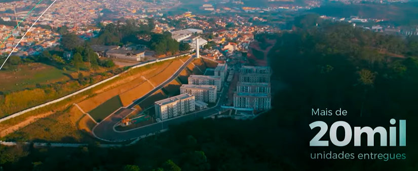gestão com CRM: imagem de uma cidade com alguns prédios vista de cima e, no canto direito, o texto: "Mais de 20mil unidades entregues"