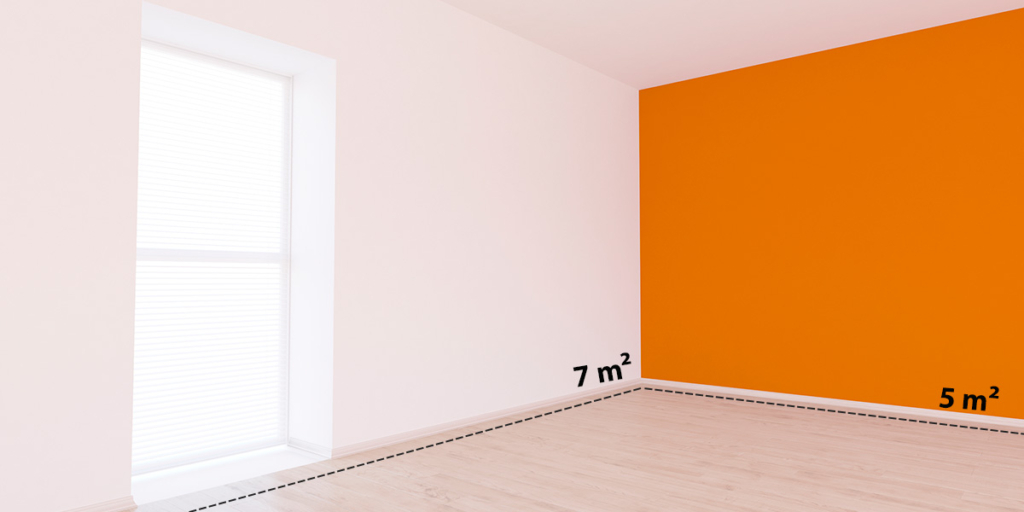 metro quadrado: imagem de um dos cantos de um cômodo vazio com as medidas de largura e altura destacadas.