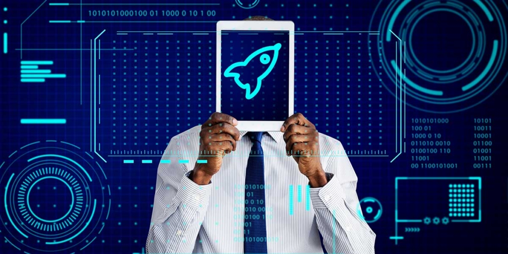KPI’s de vendas: imagem de um homem segurando um tablet à frente do rosto com o ícone de um foguete na tela.
