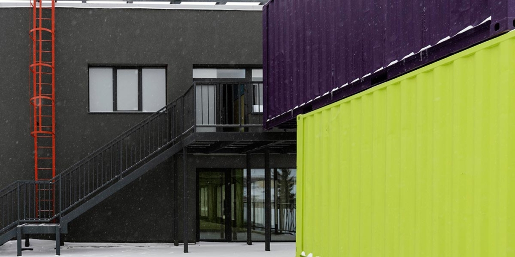 Construção Modular: imagem de um empreendimento moderno, com a fachada preta e uma escada em destaque.