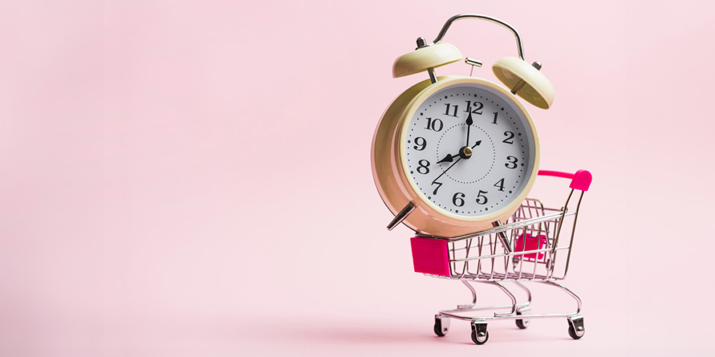 Jornada de compra: fundo rosa e ilustração de um carrinho de compras com um relógio dentro.