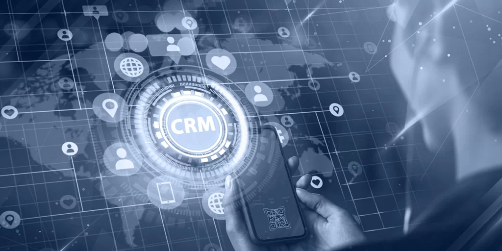 CRM Analítico: Ilustrações de ícones que representam conexão e relacionamento entre pessoas. No meio, a sigla CRM.