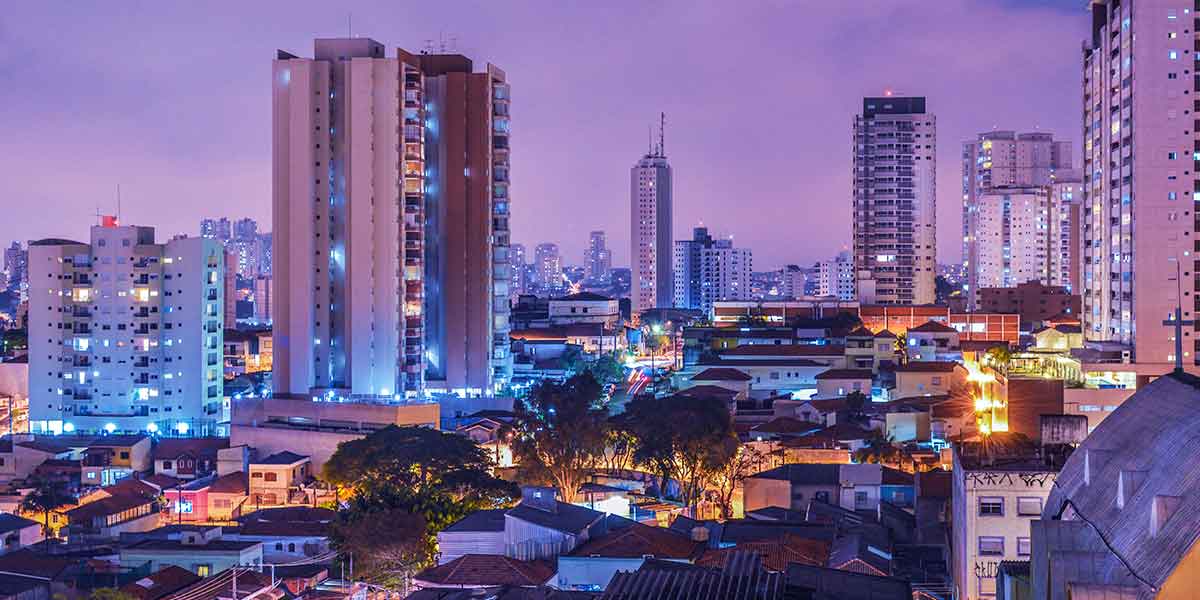 Casa paulista: imagem de uma cidade vista de cima. É noite e as luzes da cidade estão acesas.