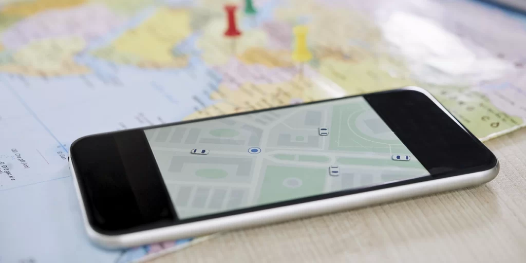 Google localização: imagem de um celular numa mesa. Na tela vemos um mapa.