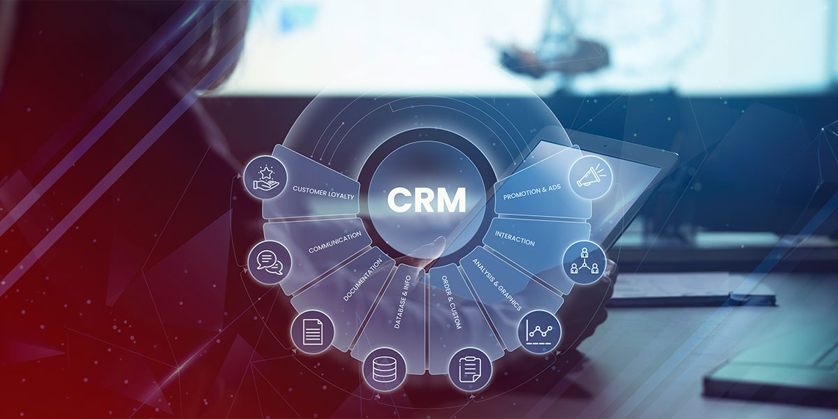 Quais são os tipos de CRM: imagem de uma mesa com um notebook e uma sigla "CRM" em destaque.