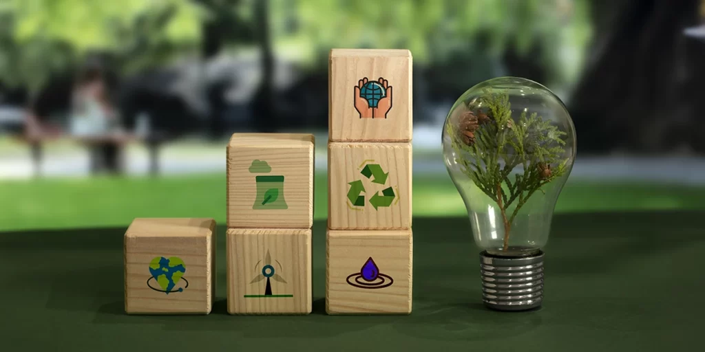 Móveis ecológicos: imagem de cubos de madeira empilhados com alguns ícones que representam sustentabilidade.