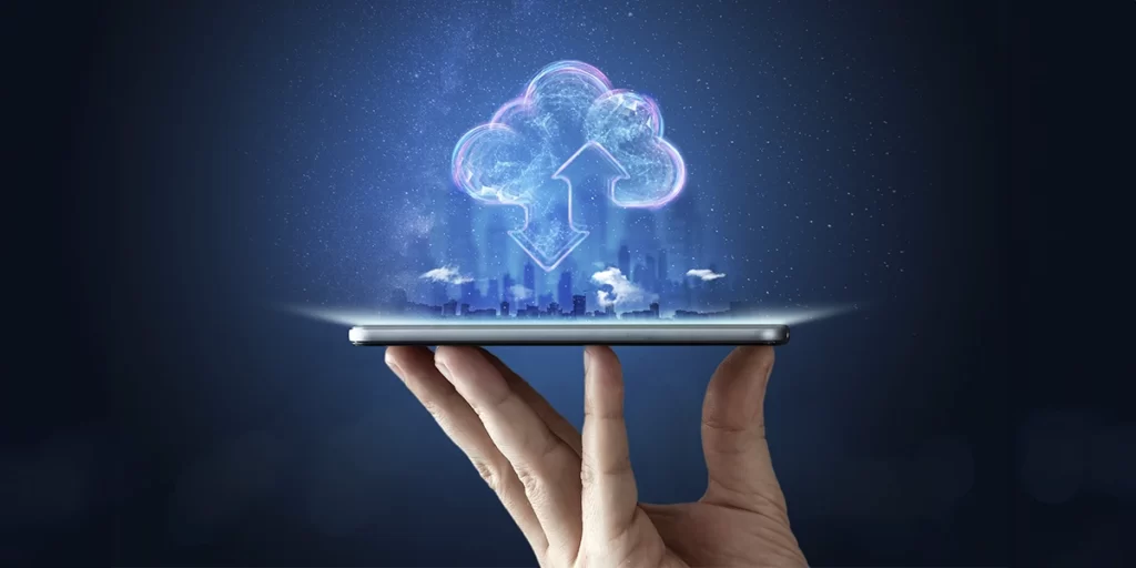 Growth Marketing: imagem de uma mão segurando um celular. Da tela saem ilustrações de uma cidade e uma nuvem acima.