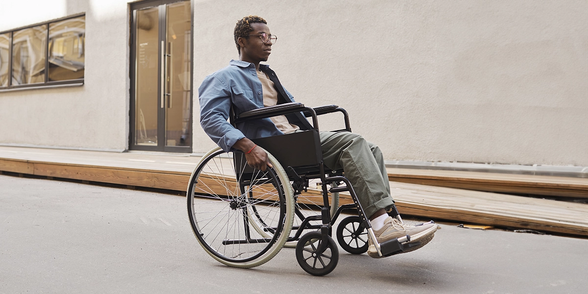 Norma de Acessibilidade: imagem de um homem numa cadeira de rodas.