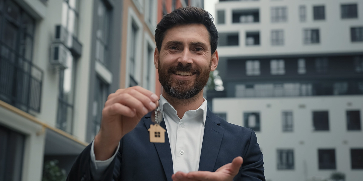 Anúncio Imobiliário: homem segurando uma chave e sorrindo.