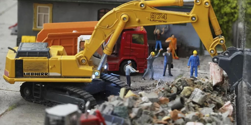Gestão de Resíduos na Construção Civil: imagem bonecos em miniatura num canteiro de obras.