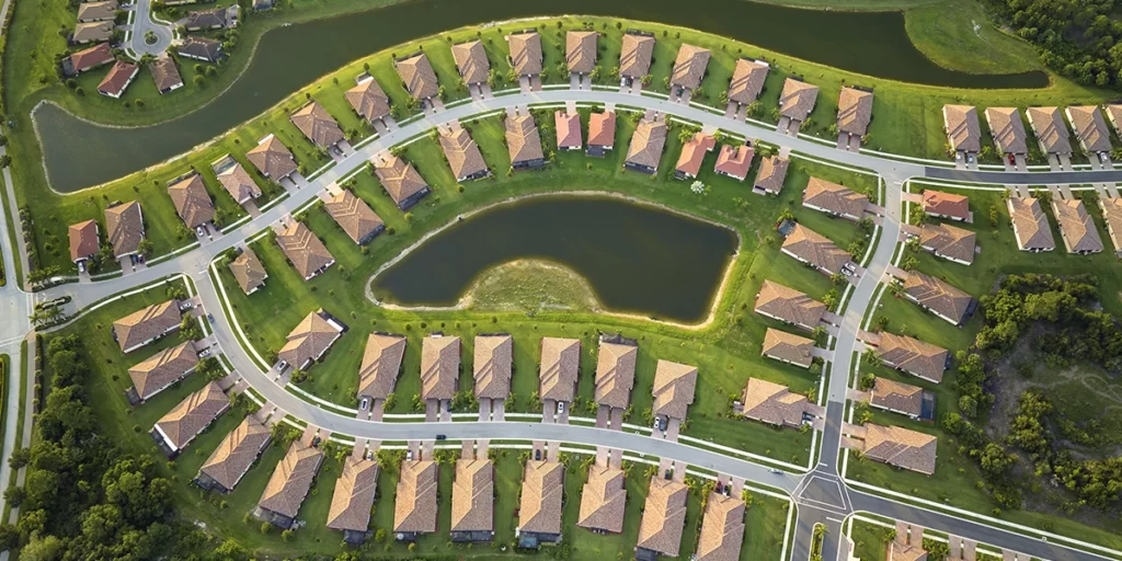 Tipos de Lote: imagem aérea de várias casas divididas em lotes. 