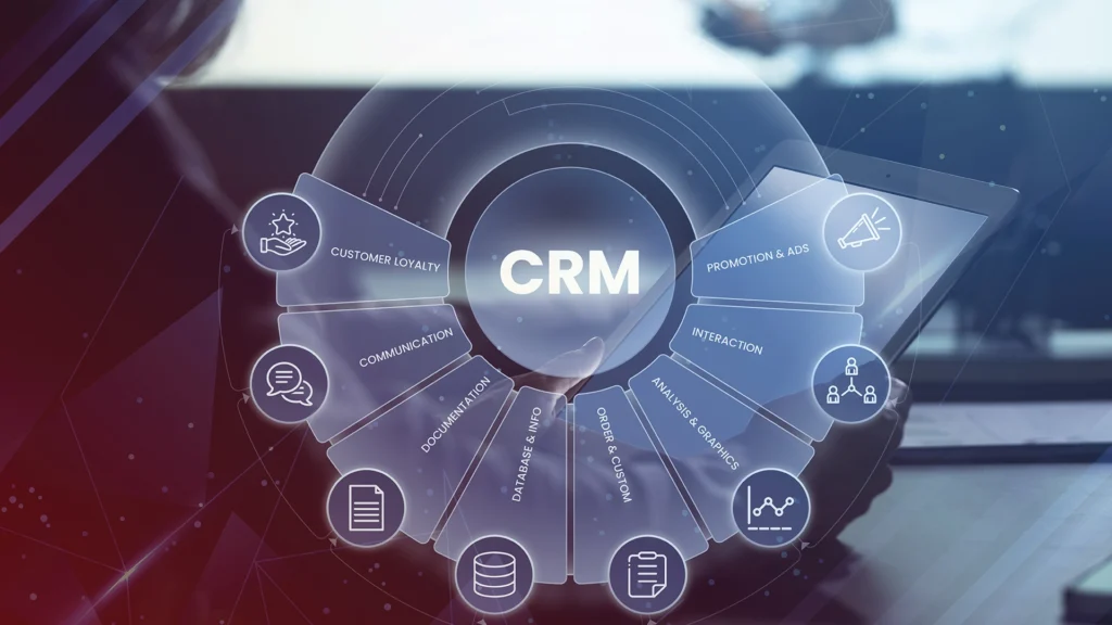 CRM reduz custos: A imagem mostra uma representação visual de um CRM (Customer Relationship Management). O CRM é um sistema de gerenciamento de relacionamentos com o cliente, que é comumente usado por empresas para manter informações sobre seus clientes, gerenciar interações com eles e automatizar processos de vendas, atendimento e marketing. Na imagem, o CRM é ilustrado como um círculo central com várias áreas de funcionalidade que se estendem desde ele.