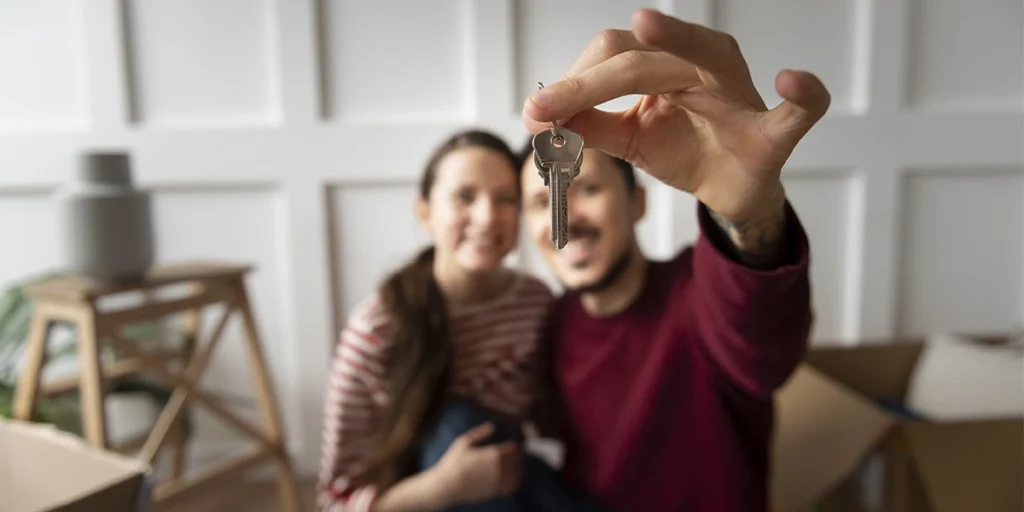 reajuste incc: imagem de um casal segurando uma chave de frente para a câmera. A chave está em destaque.