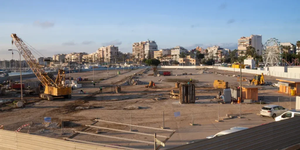 CNO: Imagem em plano aberto de um canteiro de obras.