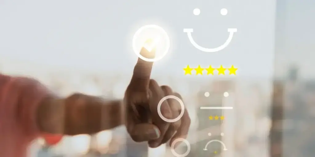 CRM com IA nativa CRM com IA nativa: foco numa mão apontando para um rosto feliz.