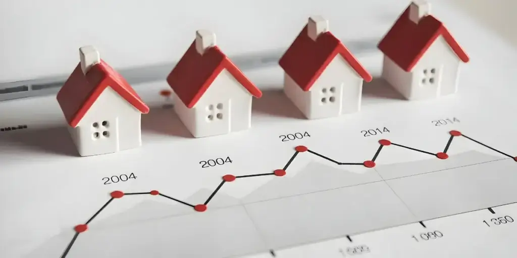 Tabela Sinapi Tabela Sinapi: imagem mostra quatro miniaturas de casas, e um gráfico passando em frente a elas, com números referentes aos anos.