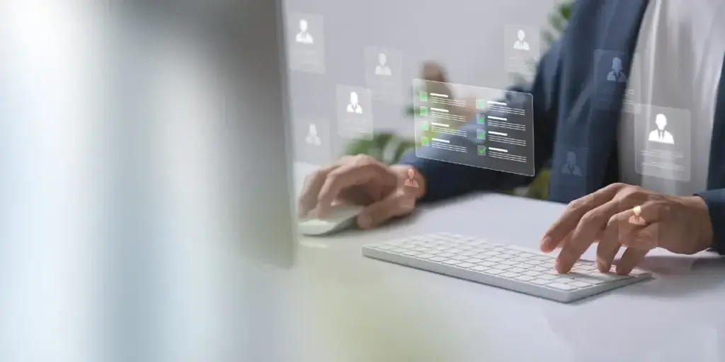 CRM com integração Zapier para agentes imobiliários CRM com integração Zapier para agentes imobiliários: imagem de mãos digitando num teclado em frente a uma tela de computador.