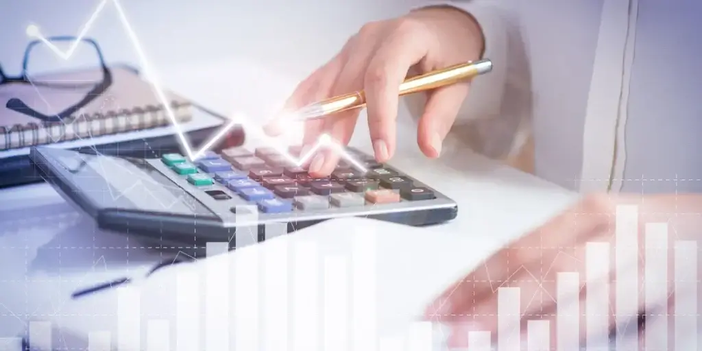 ROI de campanhas imobiliárias ROI de campanhas imobiliárias: close numa mão digitando numa calculadora.