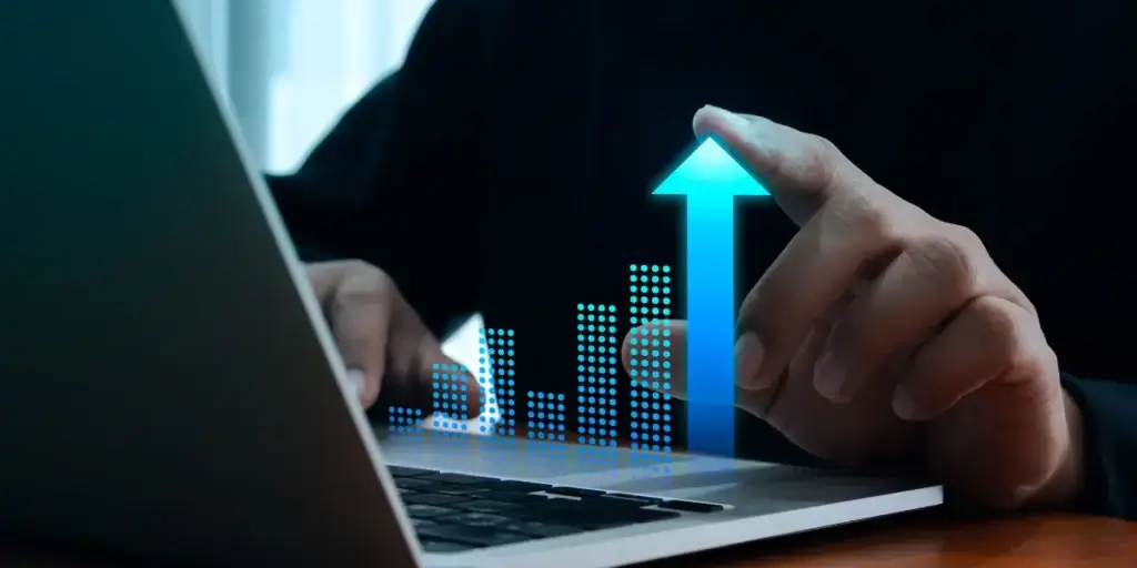 ROI de campanhas imobiliárias ROI de campanhas imobiliárias: close na mão de uma pessoa digitando num notebook.