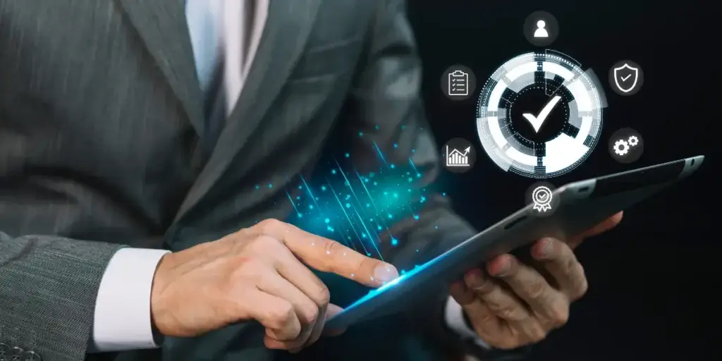 Gestão de vendas com CRM imobiliário: imagem de um homem de terno segurando um tablet. Da tela saem luzes e traços azuis e, acima, alguns ícones de pessoa, plhanilhasm gráficos, etc.