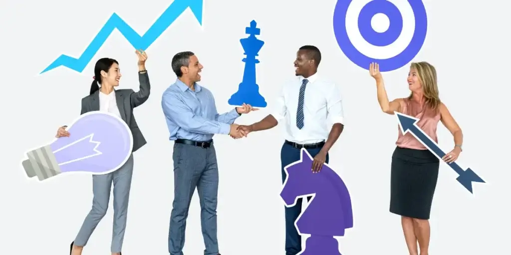 Gestão das vendas em incorporadoras: Uma imagem com quatro pessoas em trajes profissionais, posicionadas contra um fundo branco, segurando itens relacionados ao sucesso profissional, como gráficos de crescimento, lâmpadas e peças de xadrez.