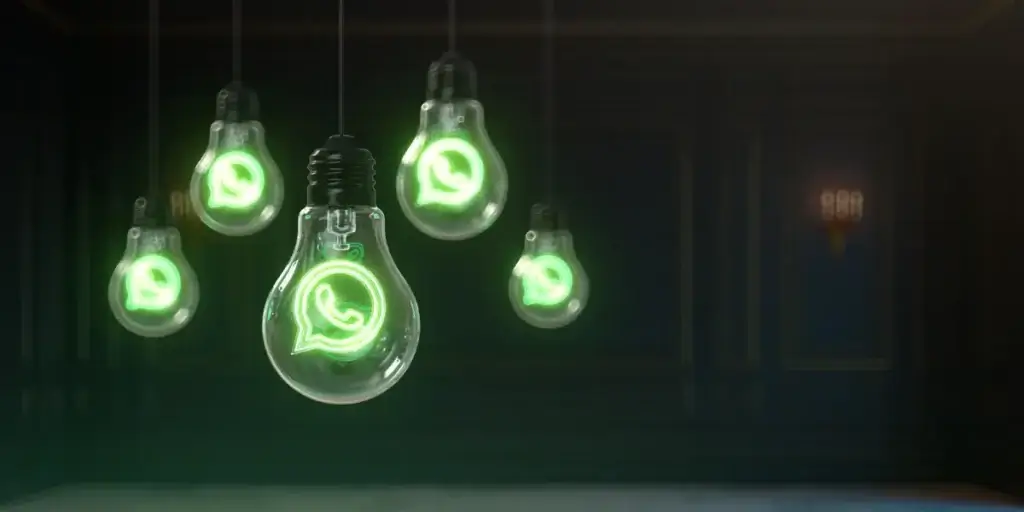 Automação de marketing imobiliário Automação de marketing imobiliário: imagem mostra lâmpadas penduradas com o ícone do aplicativo WhatsApp dentro, que consiste num circulo com um telefone analógico dentro.